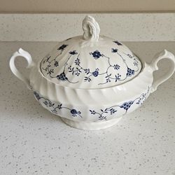 10  IN. BLUE & WHITE. COVERED. CASSEROLE. DISH