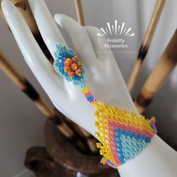 Pulsera con Anillo Artesanal hecha a mano por Huicholes de pura chaquira en forma Triangular.