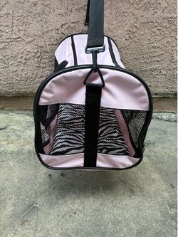 Pet carrier bolds