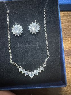 2pcs set consisting of S925 silver elegant princess smile pendant necklace + earrings. The very classic style is suitable for giving as a birthday, Va