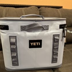 Yeti Hopper Flip Cooler - Blue Sky