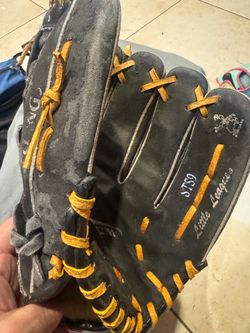 Size 11.5 Black and Yellow Spalding Baseball Glove