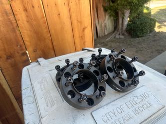 1.5 inch spacer 6 lugs Tacoma, 4Runner, FJ Cruiser, possibly the new Land Cruiser.