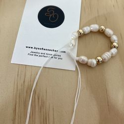 Mother Pearl Adjustable Bracelet With Gold Plated. 