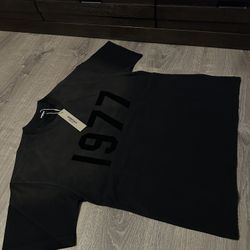 Black '1977' T-shirt ESSENTIALS Size S-M-L-XL