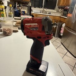Milwaukee M12 3/8 Stubby Impact Wrench