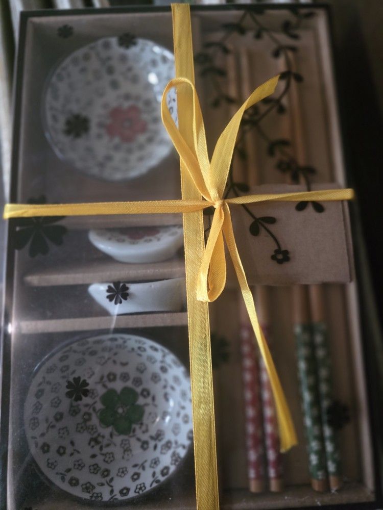 Japanese 6-Piece , Sauce Bowl, Chopstick And Rests Set
