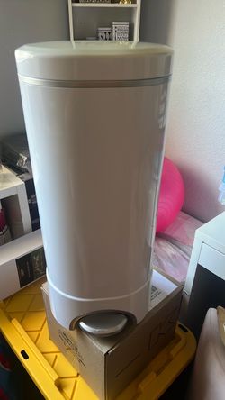 Diaper trash can and refill bags / bote de basura para Pampers