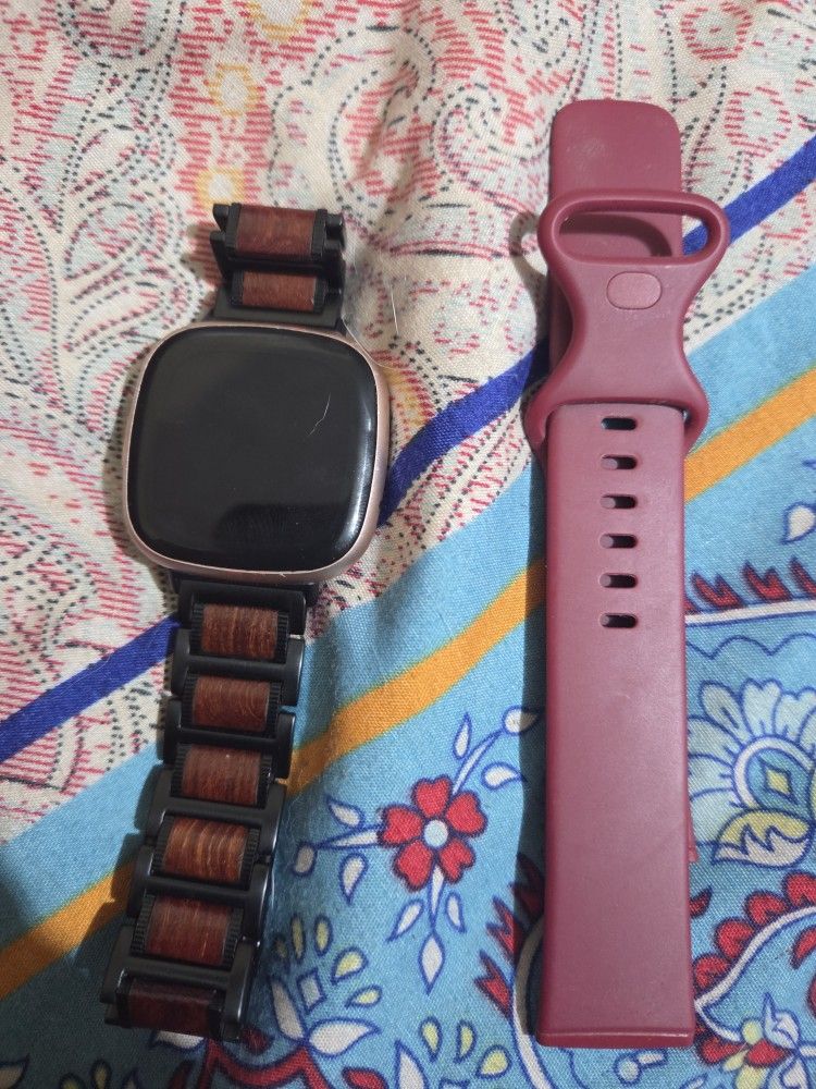 Fitbit Versa 4 Copper Rose With Additional Wooden Band