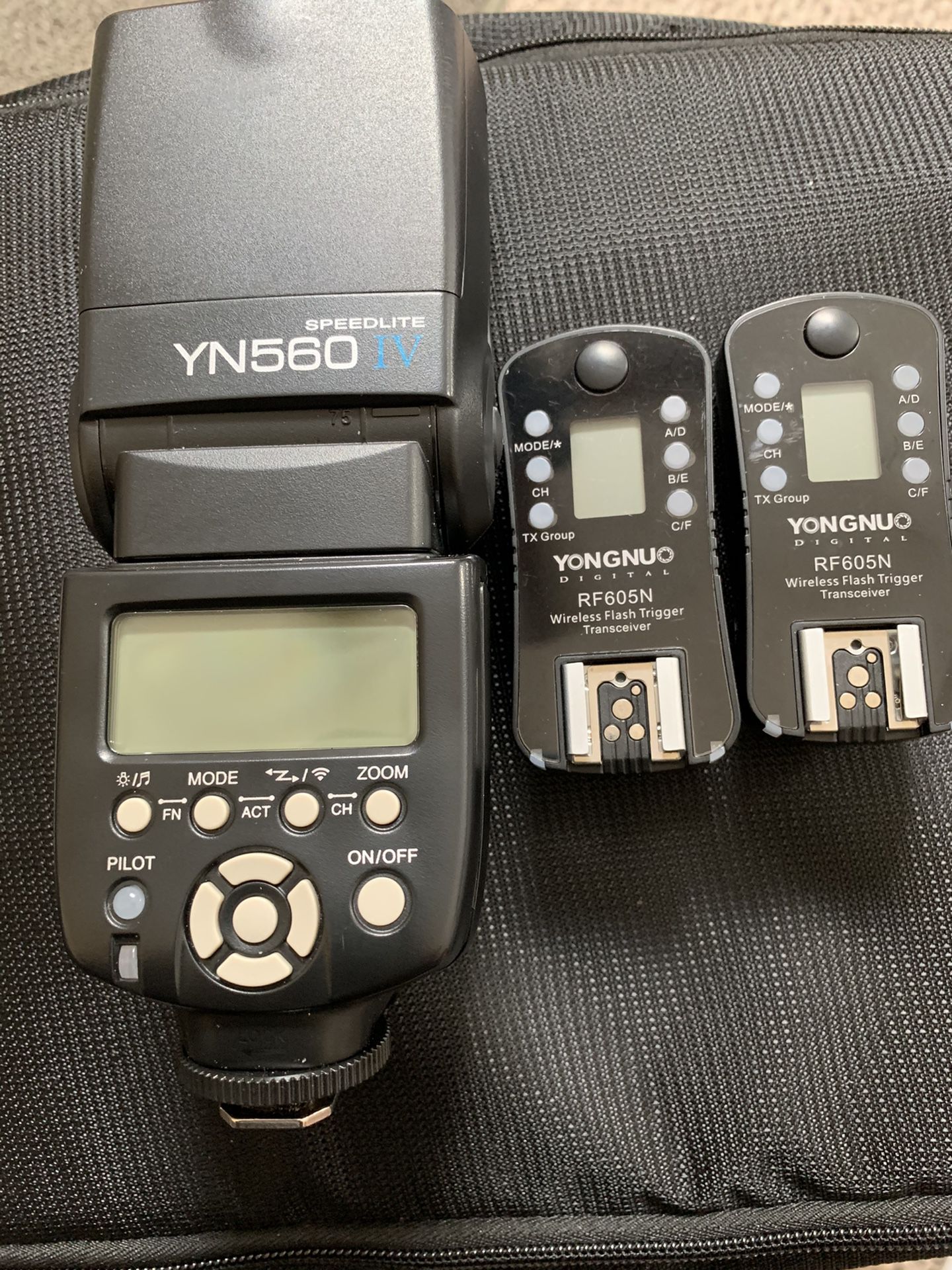 Yongnuo 560 IV Speedlite/Fash with 2 radio triggers for Nikon.