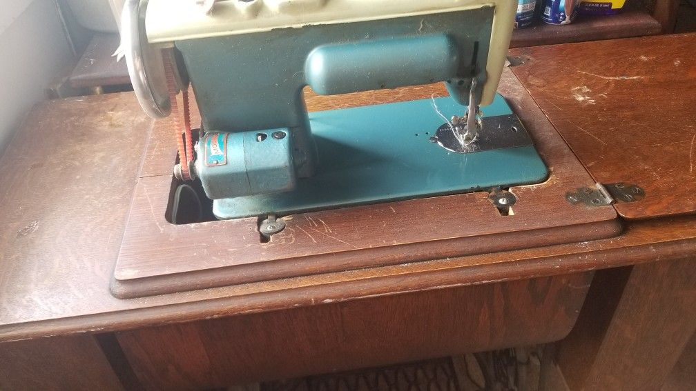 Aldens 100 deluxe Zigzag sewing machine
