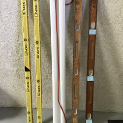 4 foot Shoplight and (2) 4 foot wooden levels everything $20