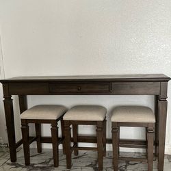 Table and chairs set