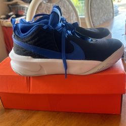 Nike Basketball Shoe Size 4 Youth