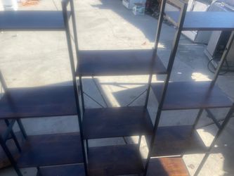 Mueble de madera con metal.  Para poner adornos en salabuen estado