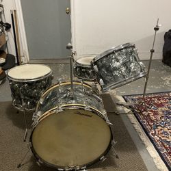 VINTAGE SLINGERLAND DRUM SET WITH HARDWARE AND CASES 