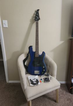 Blue Silvertone Signature 4-string electric bass + amplifier + accessories (Like new)