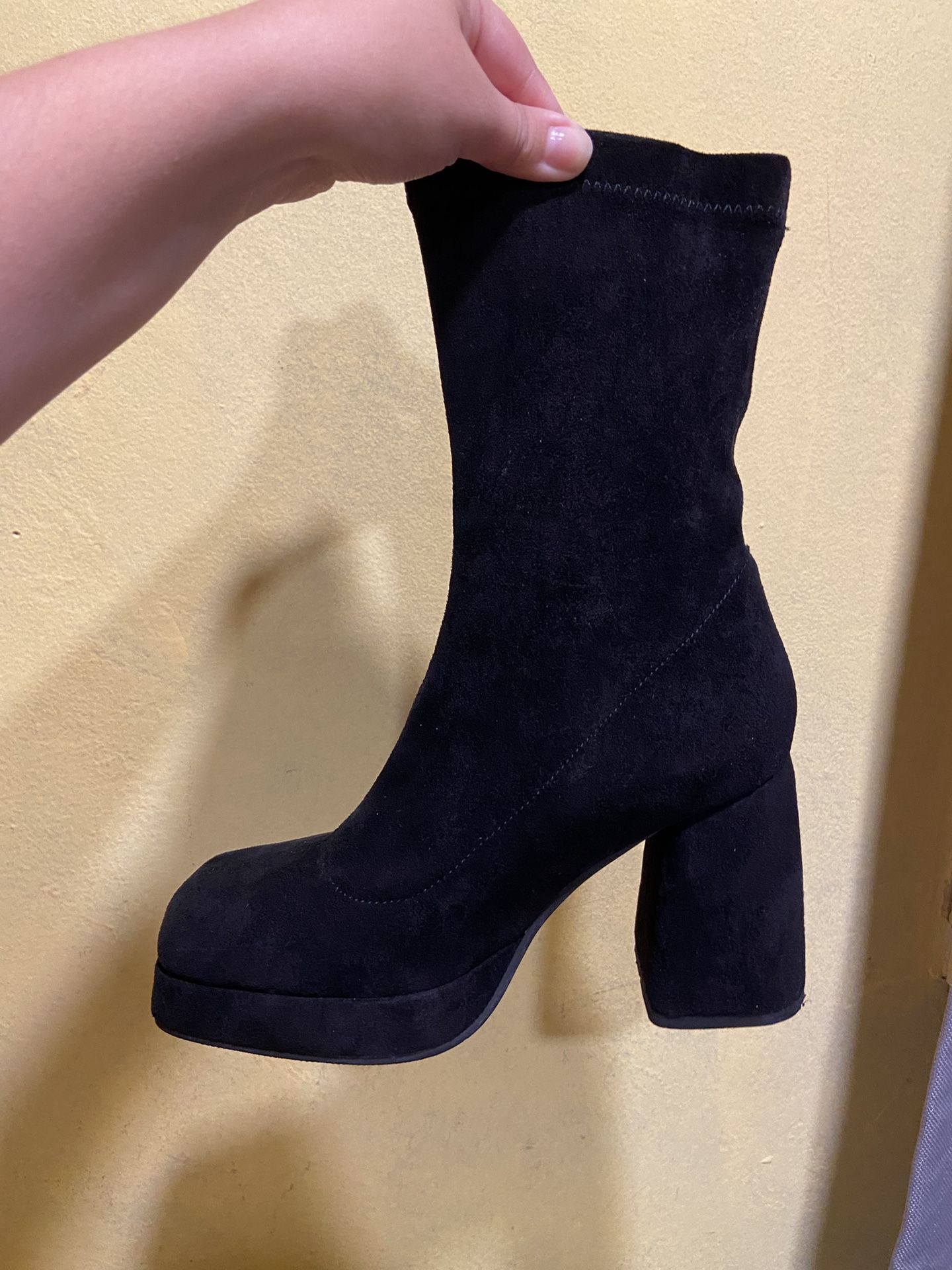Size 7 Women’s Suede Boots