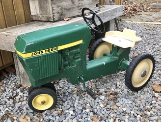 Antique John Deere all metal pedal toy tractor in GUC