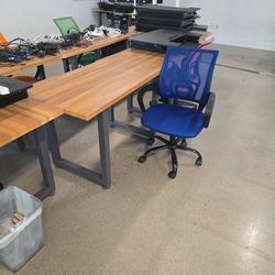 Vari Office desk with chair