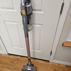 New Cond  SHARK  CORDLESS VACUUM   , IN THE BOX 