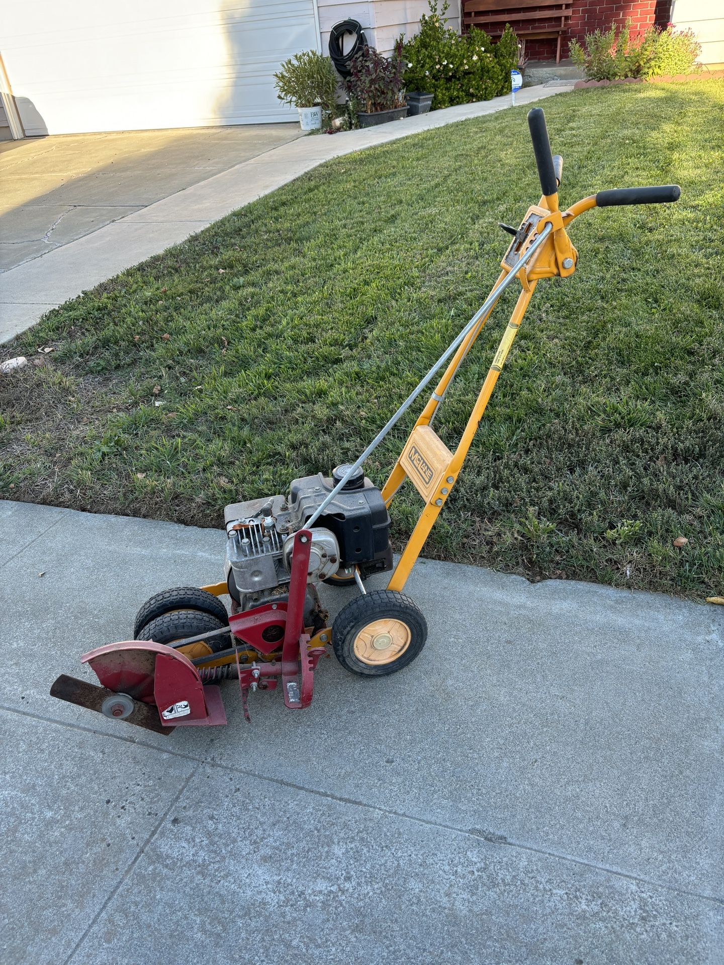 McLane gas walk behind lawn edger Briggs & Stratton engine in working condition like new $225