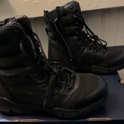 Reebok Dauntless Size 9.5 BRAND NEW! NEVER USED!