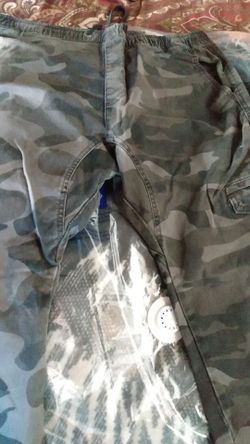 Camo joggers medium