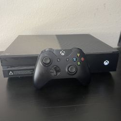 Xbox One w/ Controller