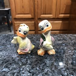 Vintage Donald Duck And Daisy Duck  Shaking Hands salt and pepper shaker.  Preowned D
