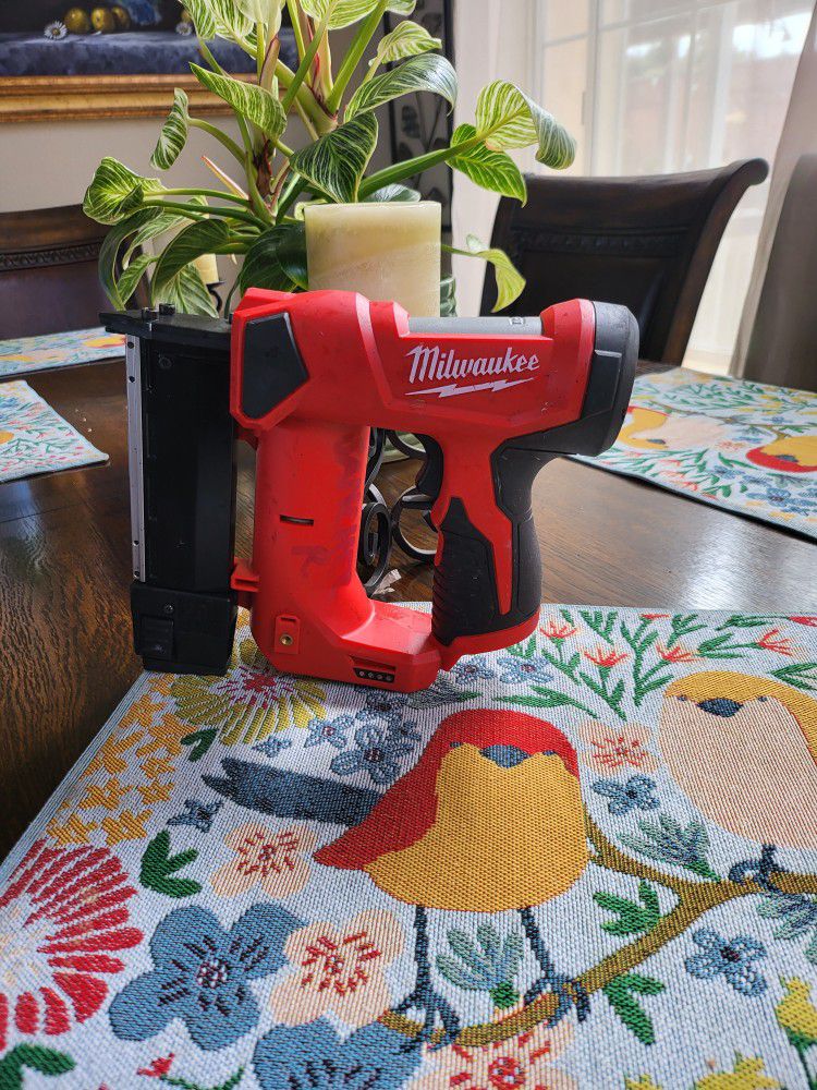 Milwaukee 12-Volt 23-Gauge Lithium-Ion Cordless Pin Nailer (Tool-Only)in good working condition 👍 
