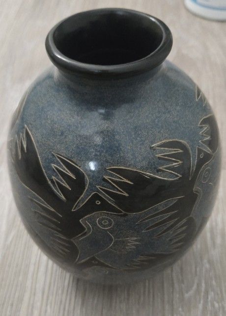 Pottery Nicaragua Etched Vase signed by Bladimir Norori, a Nicaraguan artist