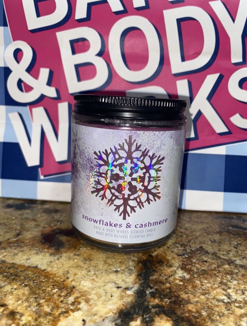 Bath & Body Works Snowflakes & Cashmere Single Wick Candle 