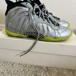 Nike Foamposite Size 7Y