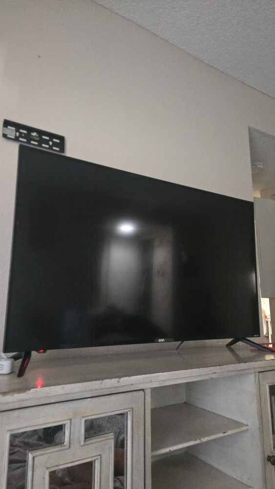 50 Inch Flat Screen Onn Roku Smart TV ;$180