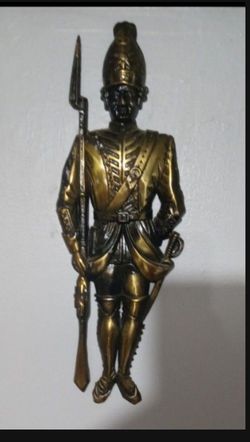 VINTAGE ENESCO METAL BRASS WALL ART SOLDIER PLAQUES SET OF 2 / 17"×6"