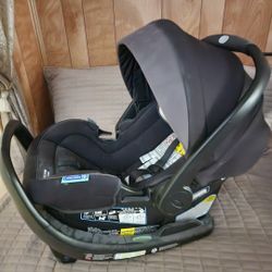Just In Time For The Holidays! Graco Snugfit DXL - Top Safety Ratings 