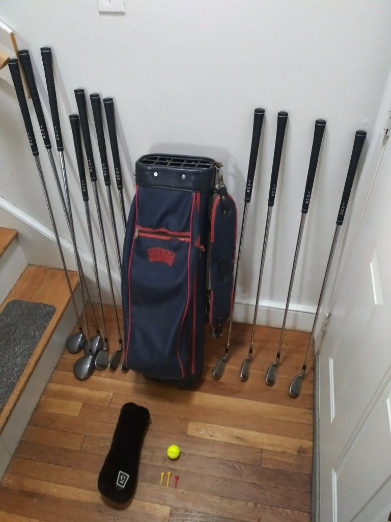 F-1 Beyond 2000 Golf Club Set With Golf Bag, Ball, And 3 Golf Pins