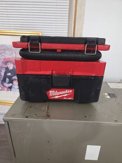 Brush L es Wet And Dry Portable Vacum Miwakee. Fuell Jus Used. 3 Times Come With Batyery