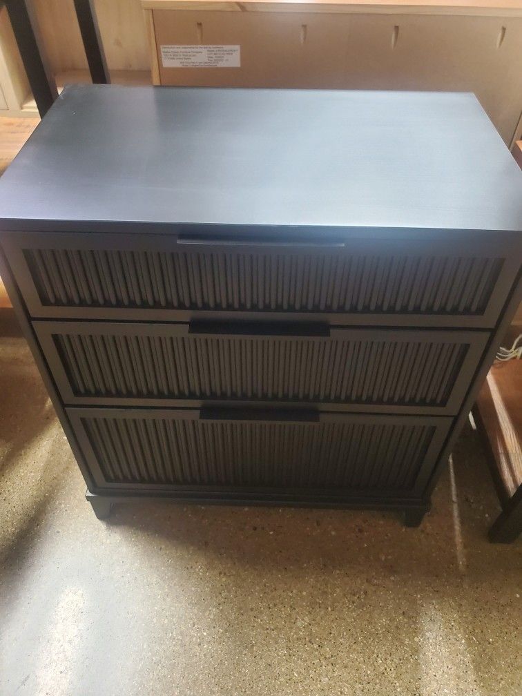 3-Drawer Black Solid Wood Transitional 29 in. Reeded Dresser