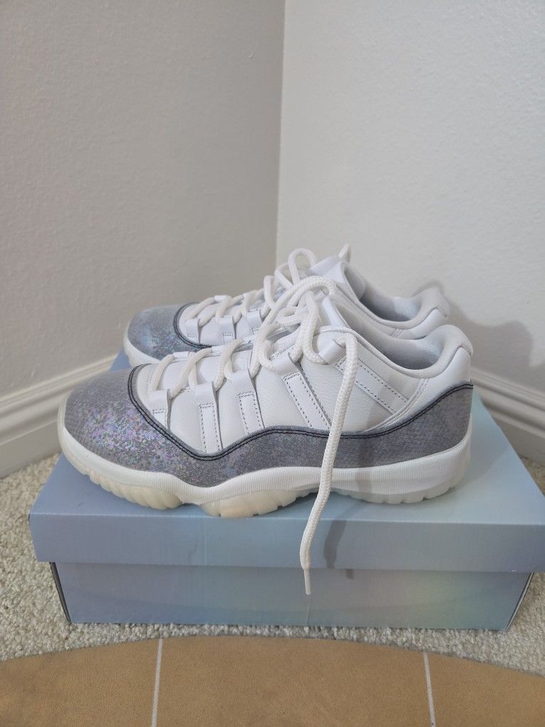 Jordan 11 Low- Men's Size 8