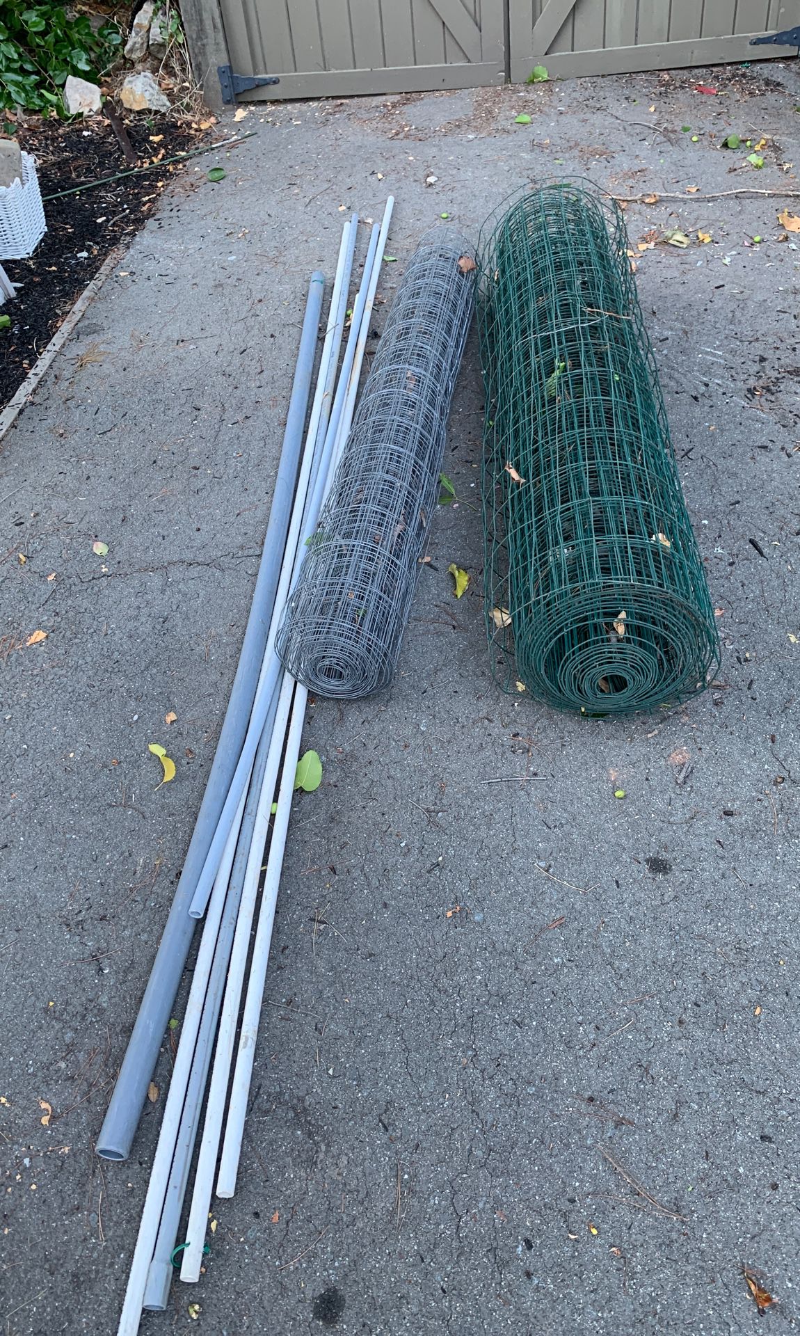 Free wire screen and PVC pipes