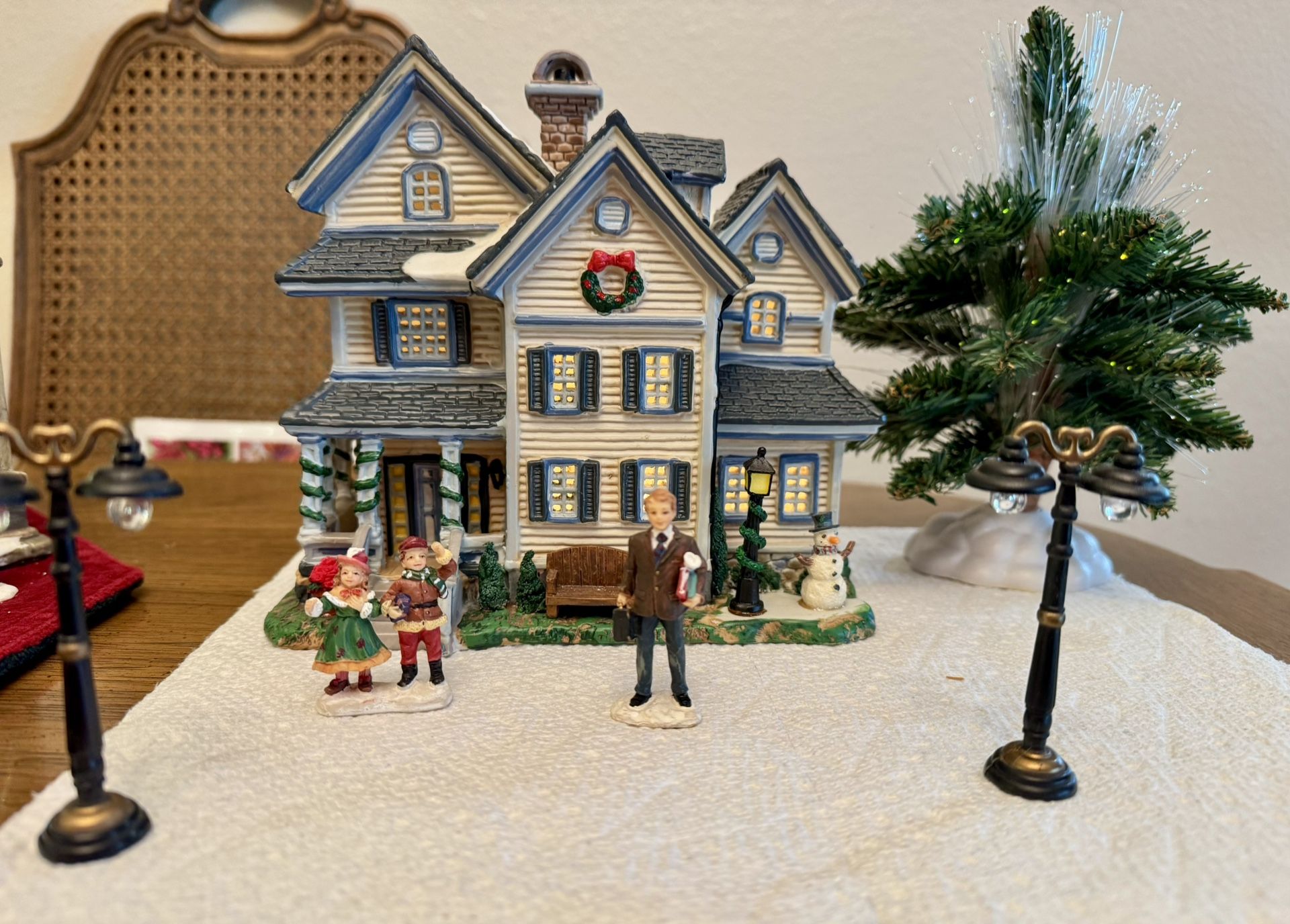 Christmas Village House With Five Accessories 