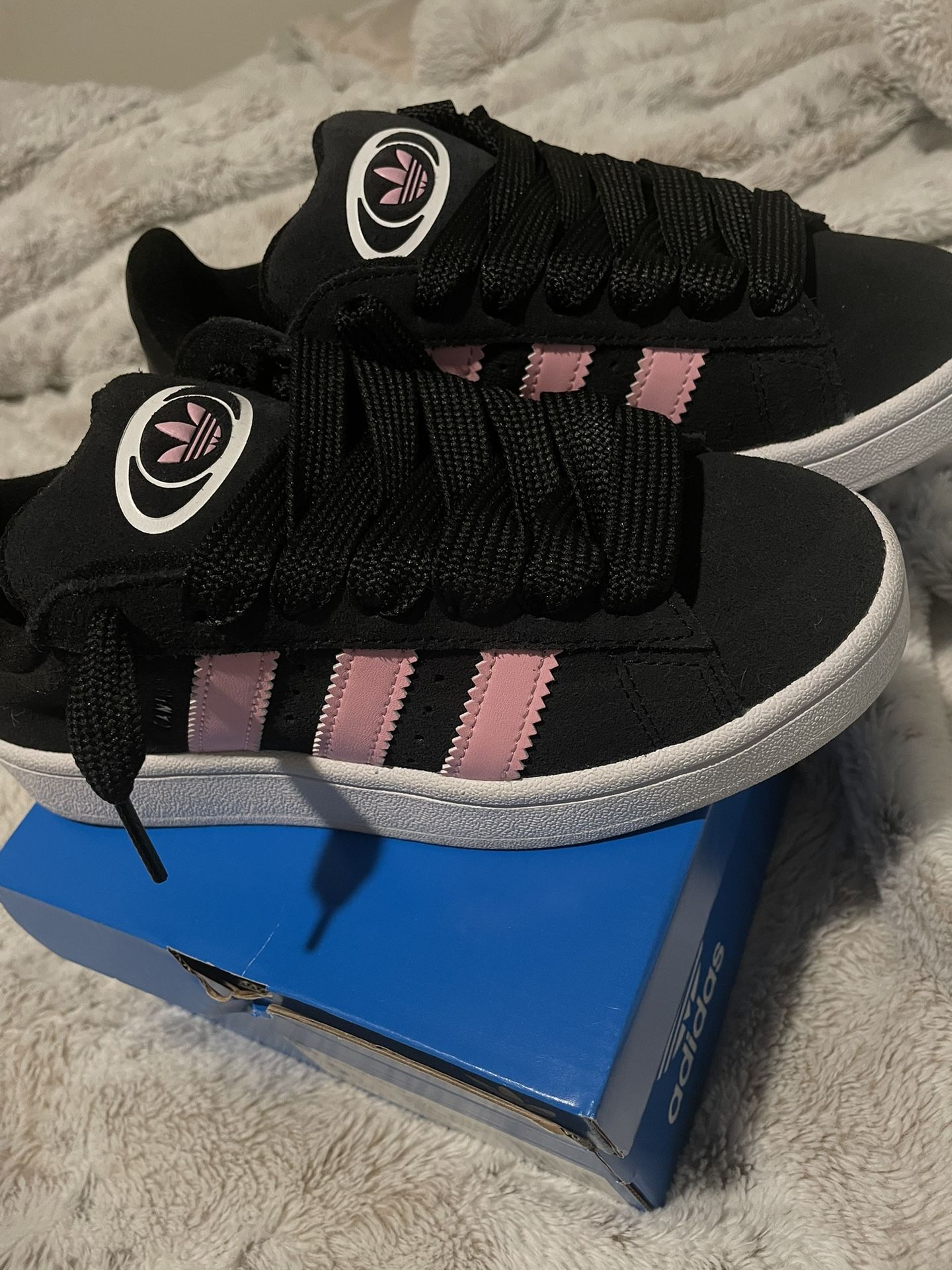 women’s adidas campus ‘00s pink and black