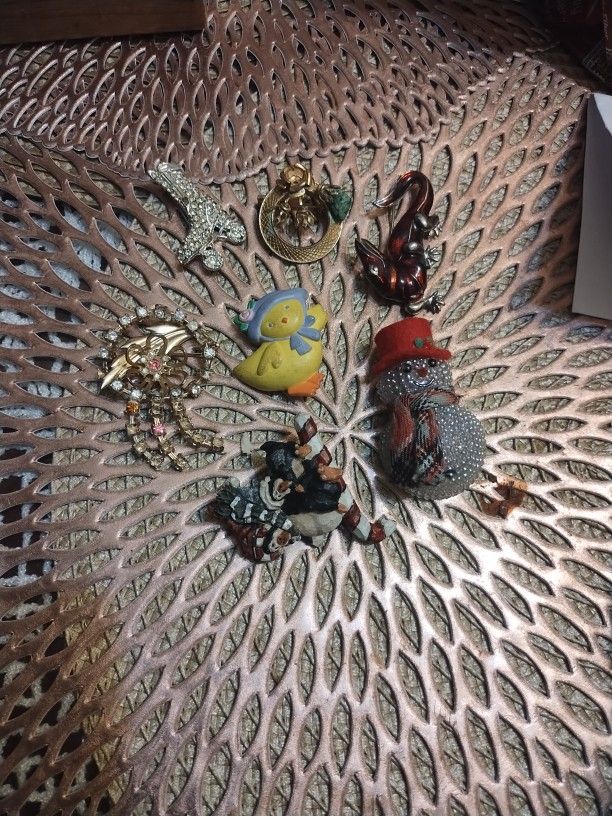 Vintage Brooches 7 For $ 5 Bundle