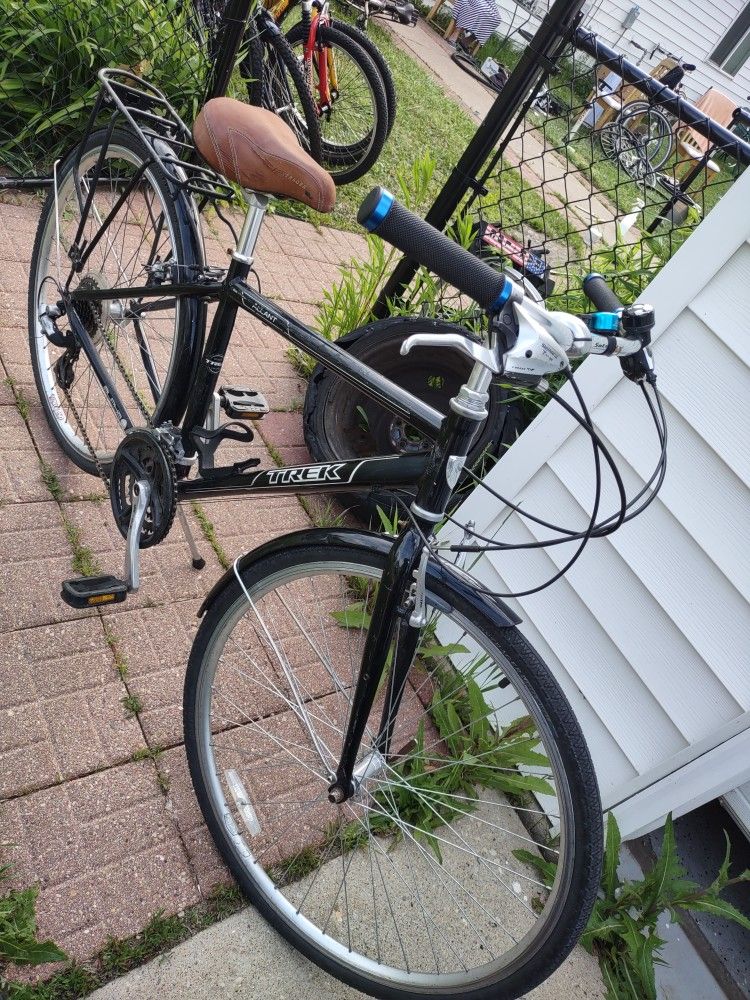 Trek Hybrid 17.5 Frame,700cc Wheels,21 Speeds