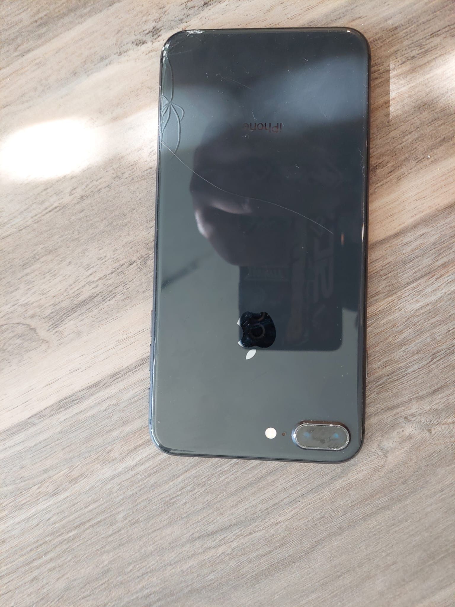 iPhone 8 , locked And Cracked 