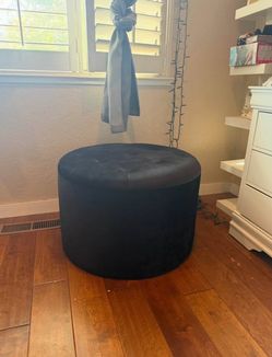 Round Velvet Tufted Ottoman in Black