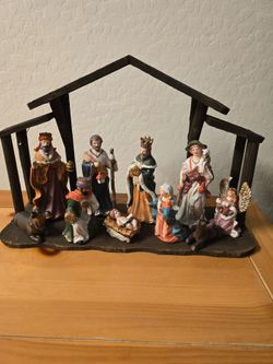 New 12-piece nativity set with wood creche