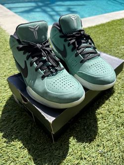 Nike Kobe 4’s Girl Dad size 9